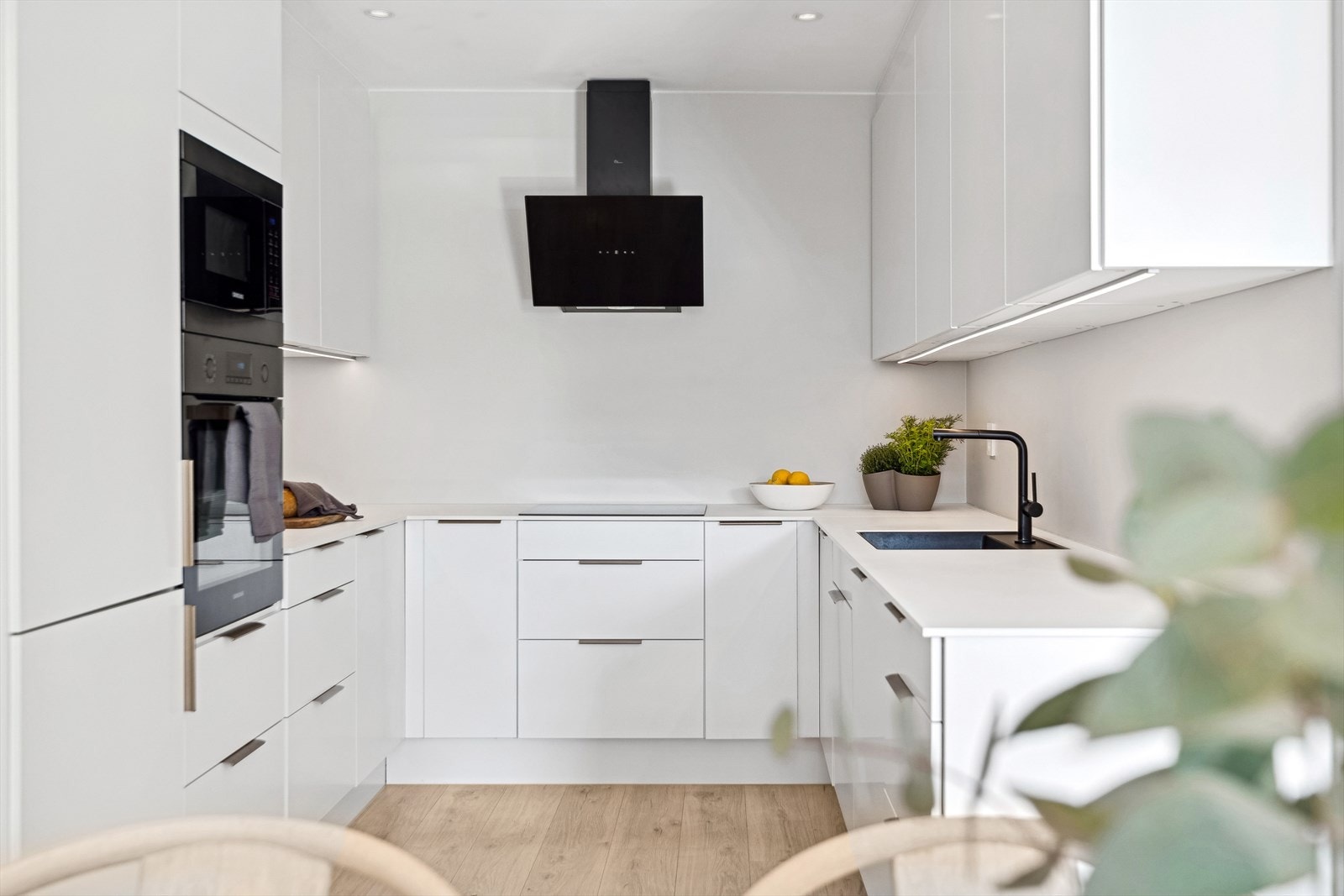 Kjøkkenet ligger avgrenset fra stuen. Kjøkkenet er nytt fra 2023 og er fra kvalitetsleverandøren Norema. Galleribilde