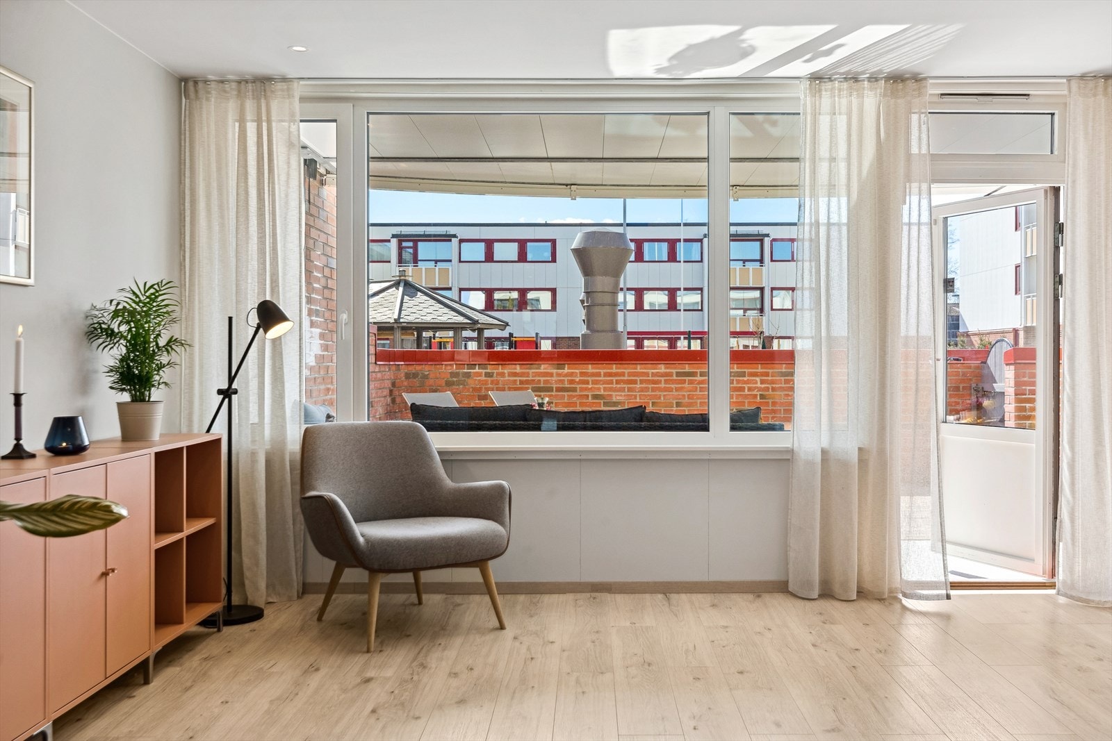 En stor vindusflate i front slipper inn rikelig med naturlig lys til stuen. Galleribilde