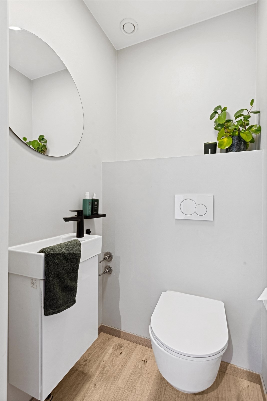 Vegg i vegg med badet har leiligheten et separat wc-rom fra 2023. Galleribilde