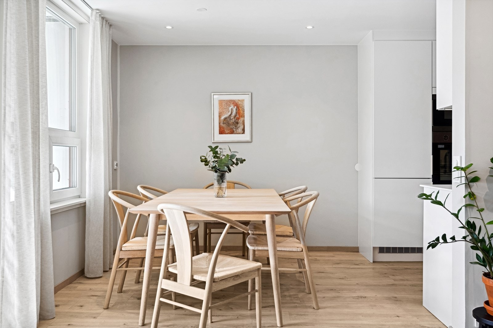 Både EL-anlegg og rør-i-rør skap er nytt ifm. oppussingen. Det ble også lagt nytt gulv med gulvvarme, alle vegger er oppusset, samt listefri overgang mellom tak og vegg. Galleribilde