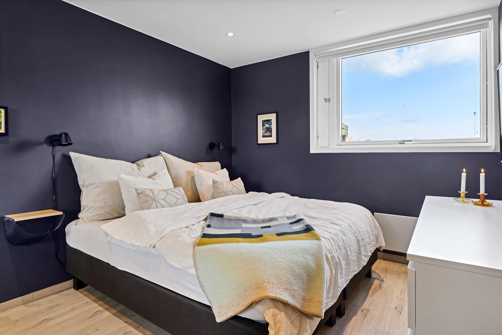 Hovedsoverommet er malt i en mørk lillafarge for en lun og avslappende atmosfære. Galleribilde