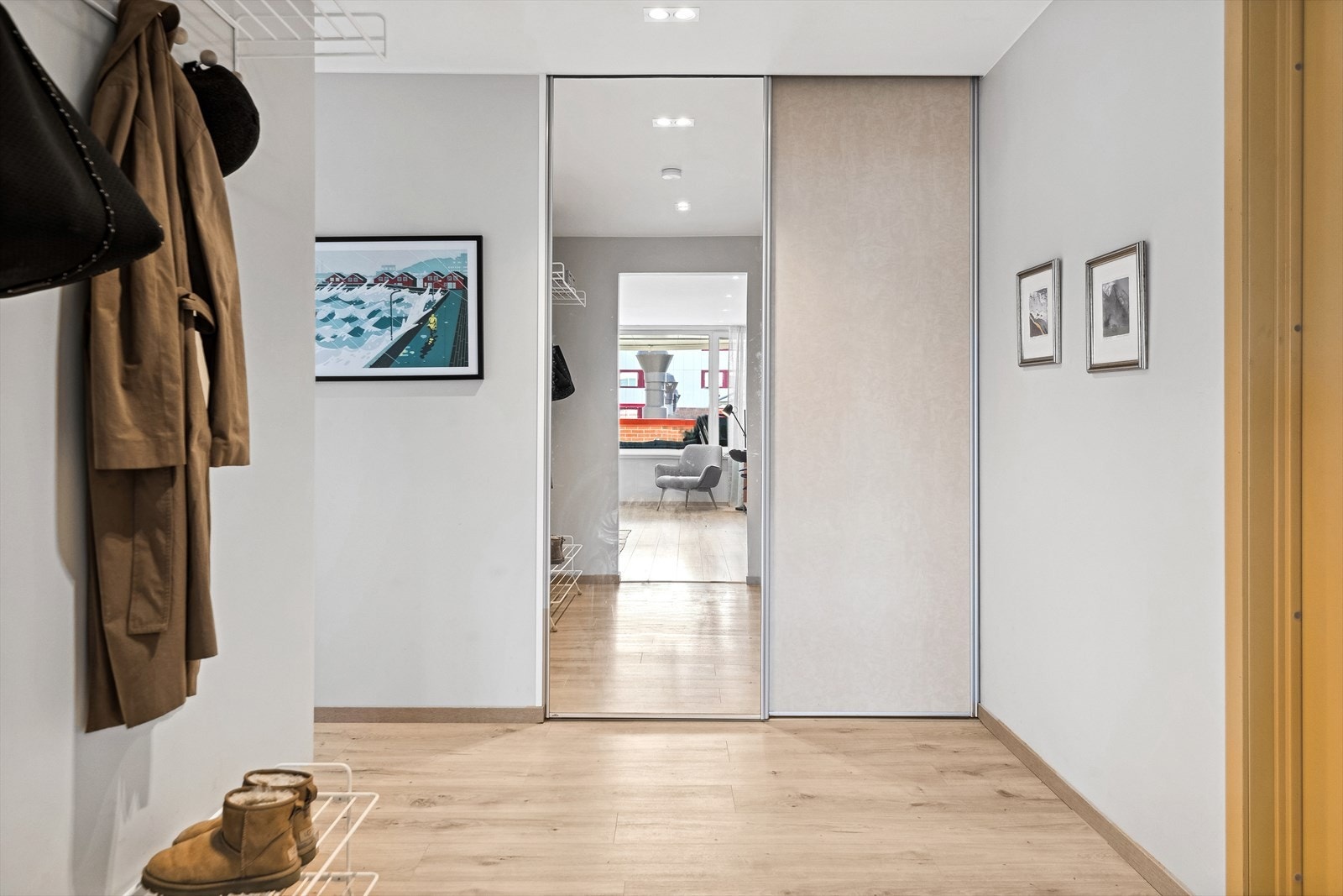 Man ønskes velkommen av en innbydende entré, hvor yttertøyet enkelt ryddes bort i en skyvedørsgarderobe. Galleribilde