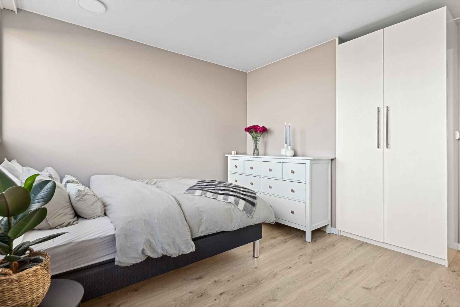 Soverommene måler henholdsvis ca. 11,5 og 12,5 kvm. Begge soverommene har romslige garderobeskap. Galleribilde