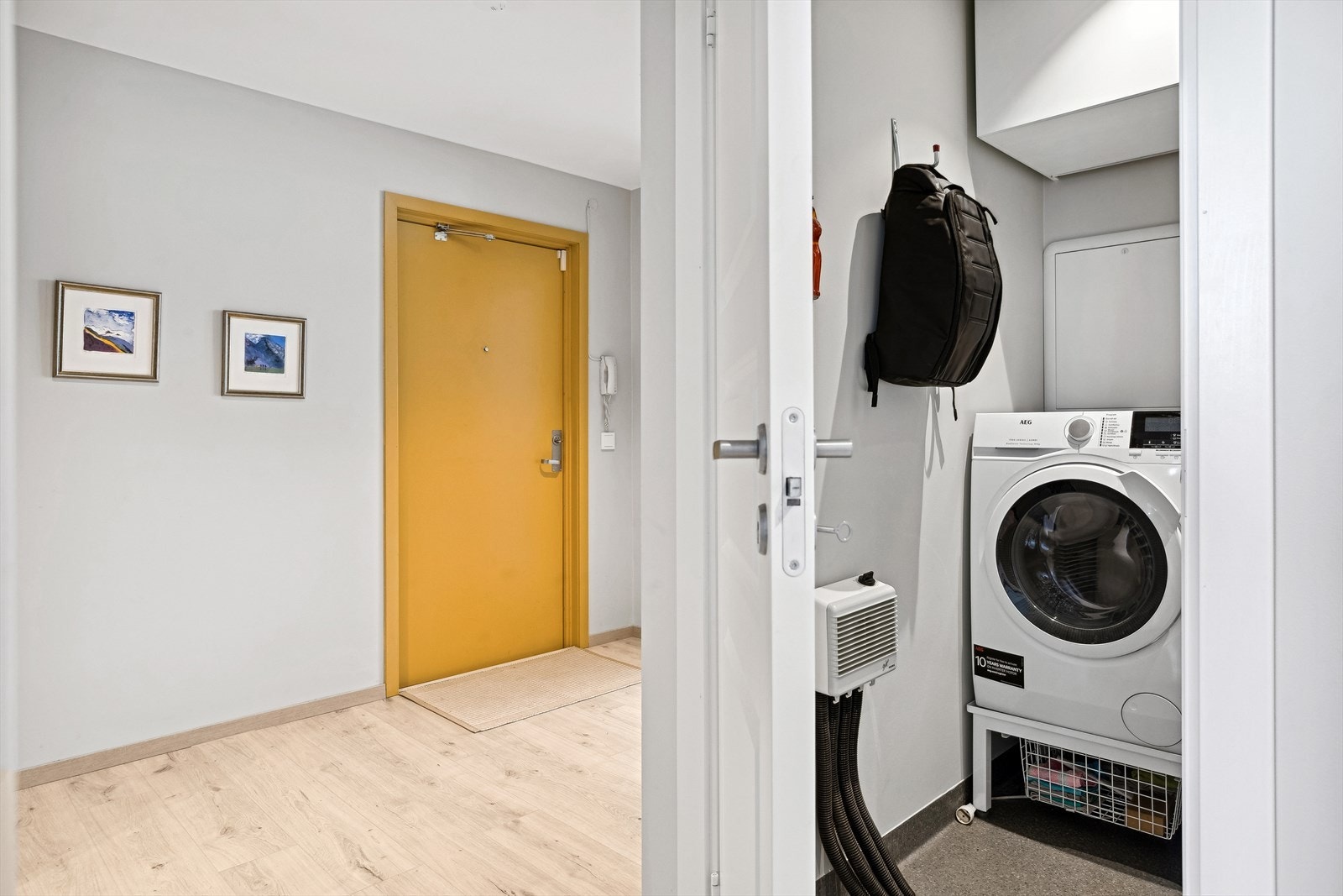 Et eget vaskerom forenkler hverdagen. På vaskerommet har man både plass til vaskemaskin- og tørketrommel. Galleribilde