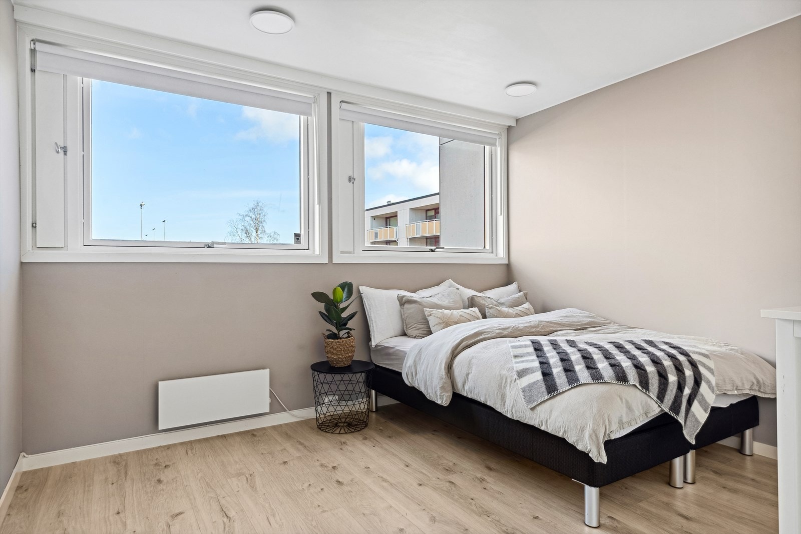 Planløsningen byr på to delikate soverom i den ene enden av leiligheten. Galleribilde