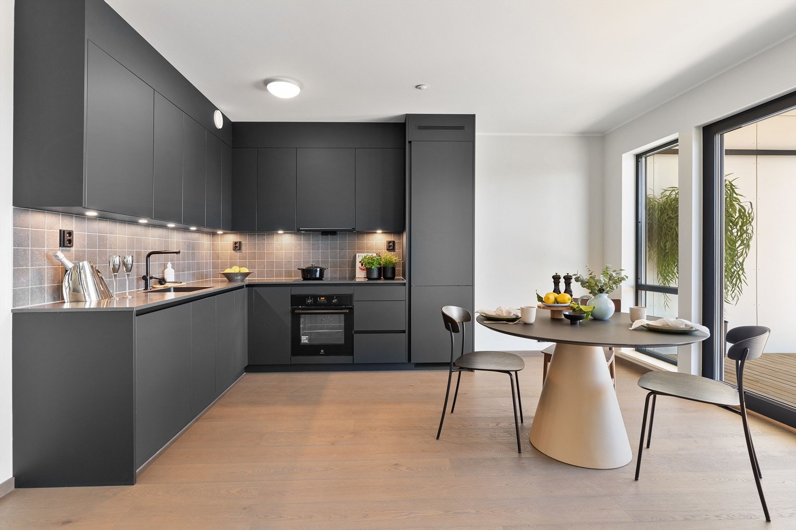 Lekker kjøkkeninnredning med glatte fronter Galleribilde