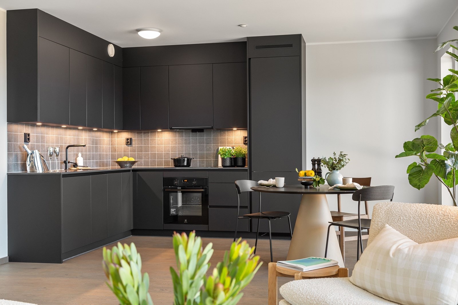 Rikelig med benke- og skapplass gir gode arbeidsforhold Galleribilde