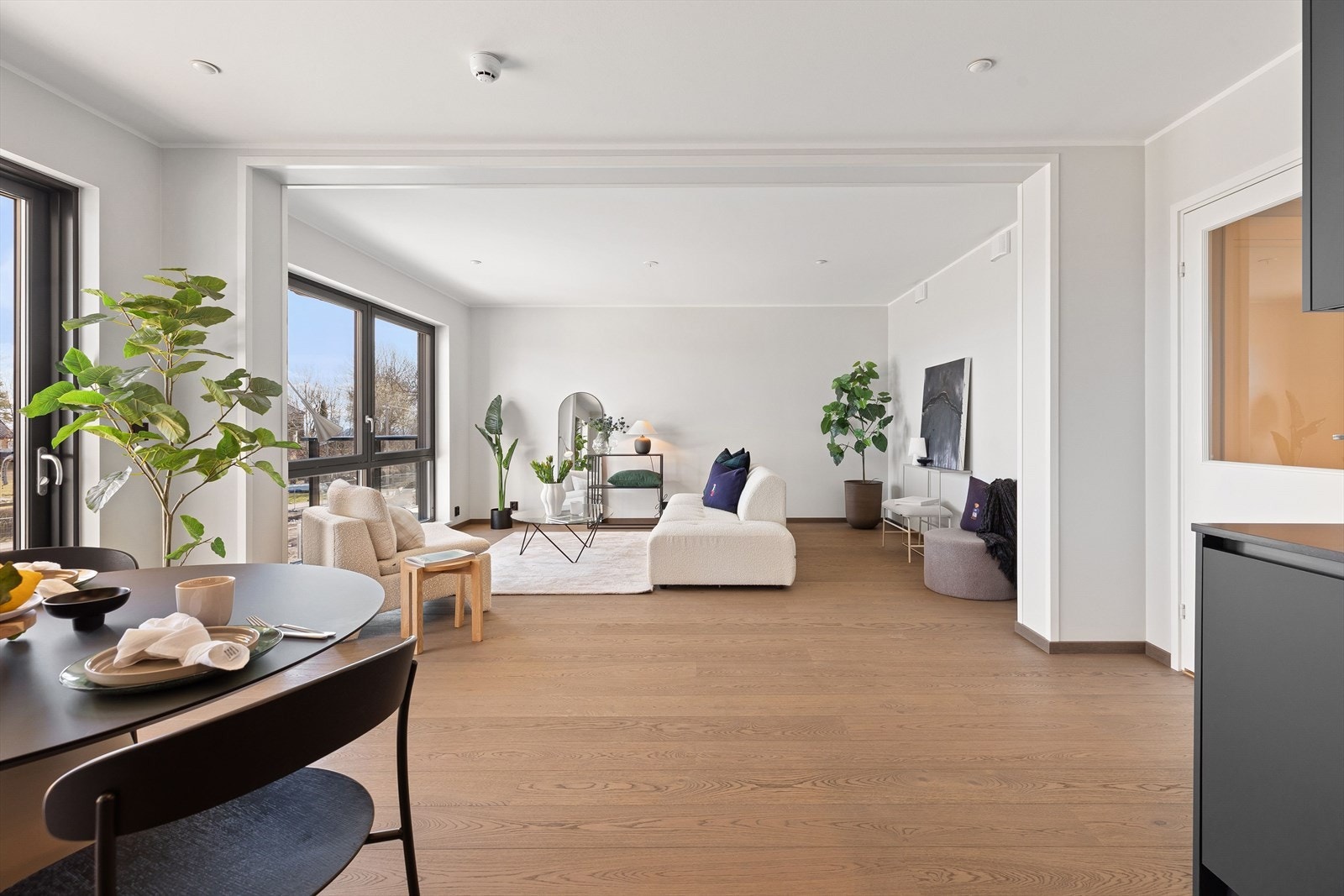 Boligen er malt i lyse tidsriktige farger og har store vindusflater som sikrer godt med naturlig lys Galleribilde