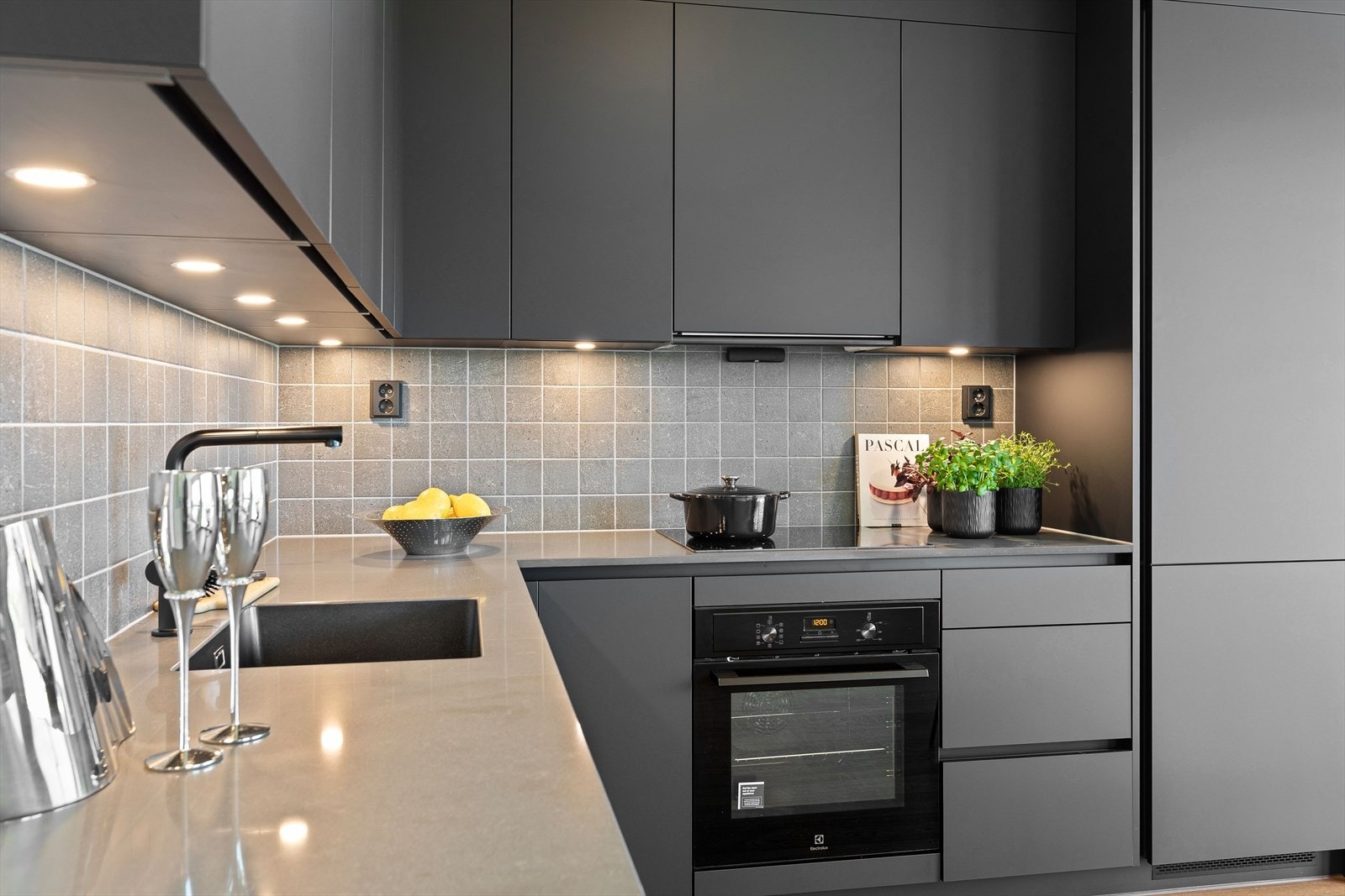 Alt av hvitevarer er integrert i kjøkkeninnredningen Galleribilde