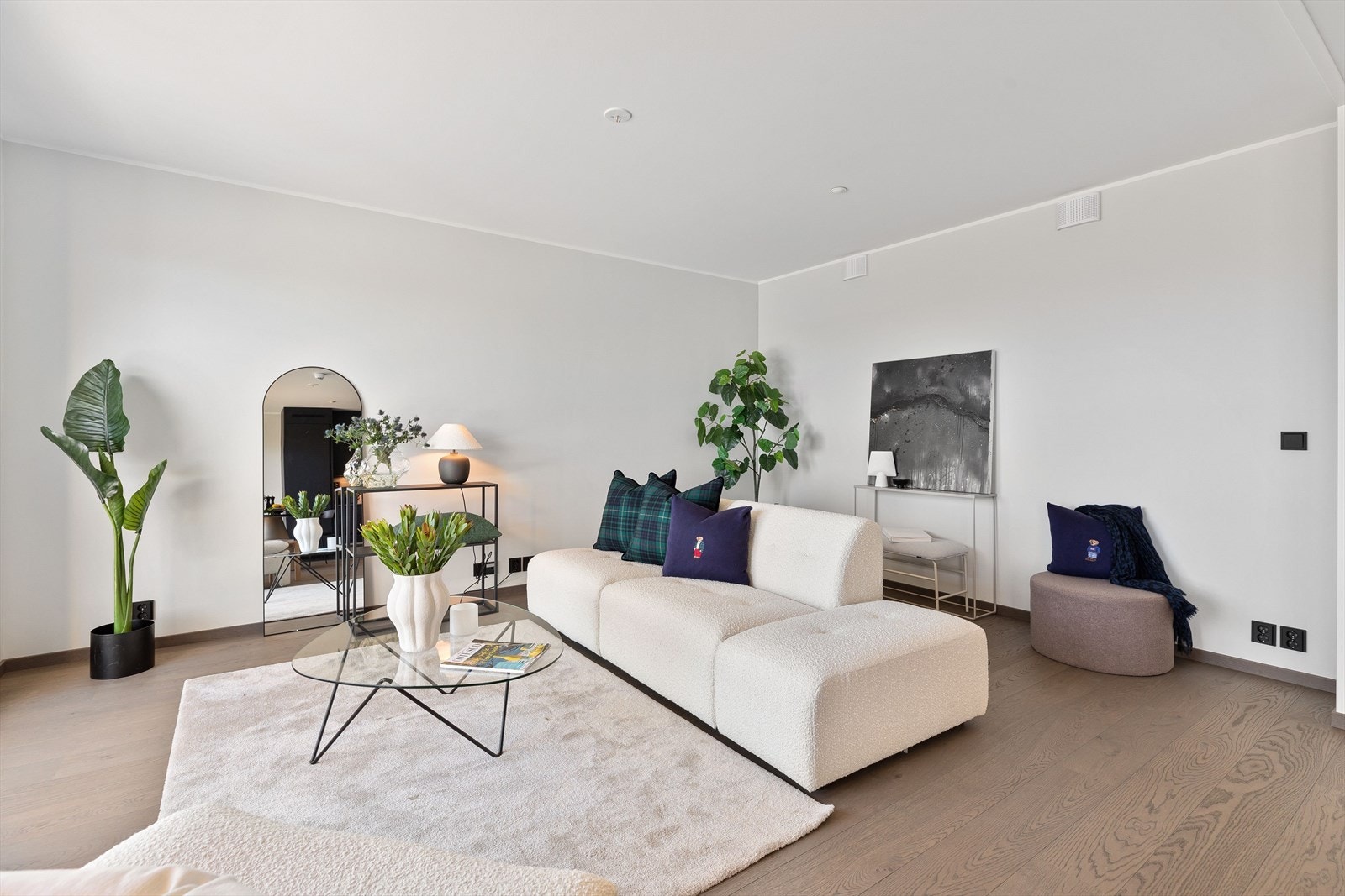 Stuen har god plass til sofa, TV-benk og sofabord Galleribilde