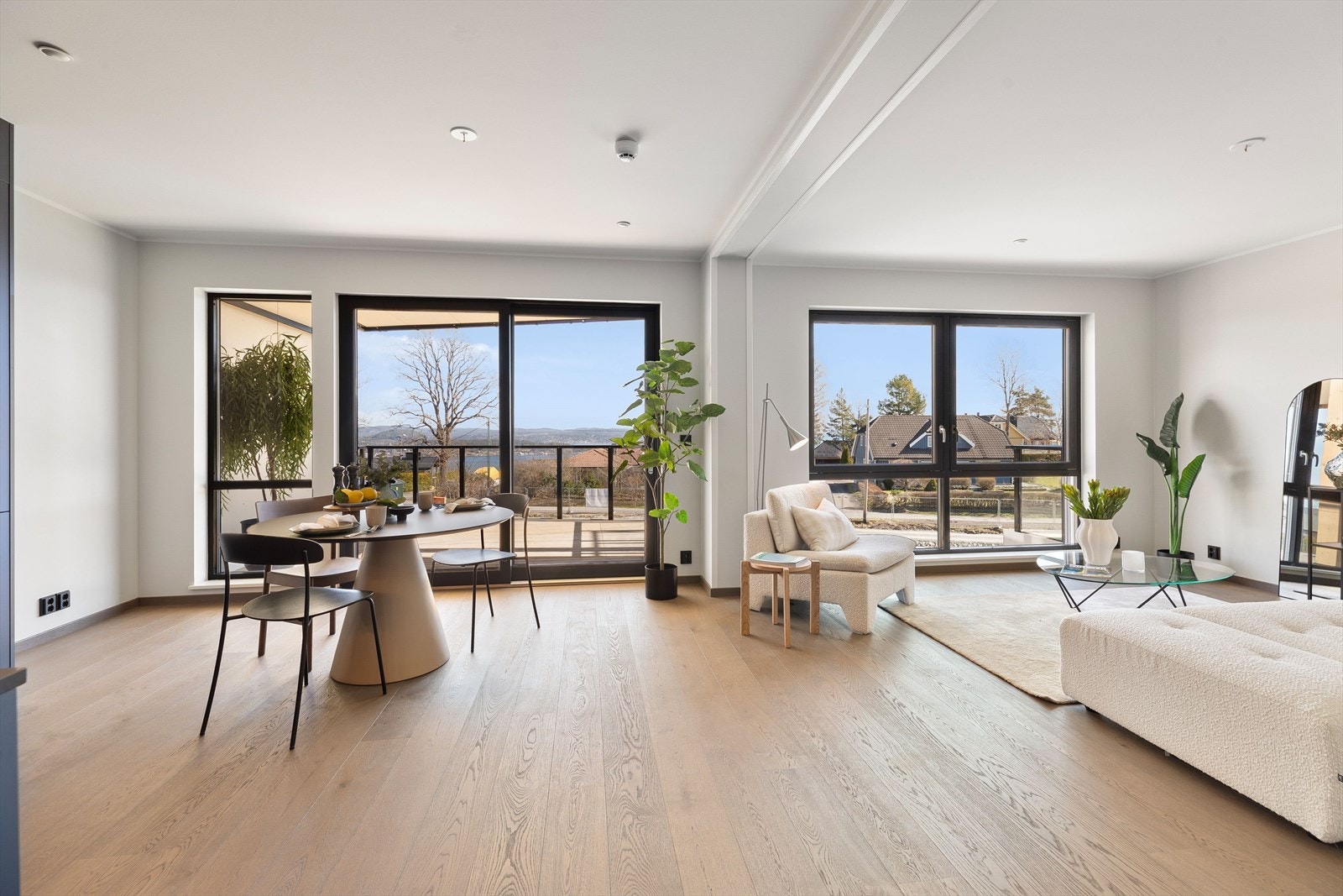 God plass til spisebord mellom stue og kjøkken Galleribilde