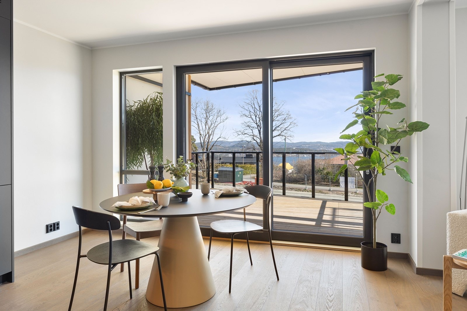 Her det gode muligheter for langbord der man kan invitere inn til en bedre middag Galleribilde