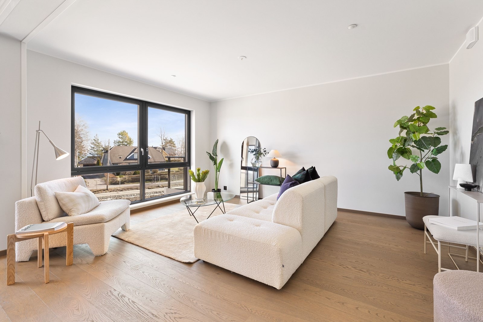 Fin planløsning på stuen noe som gjør den meget enkel å møblere Galleribilde