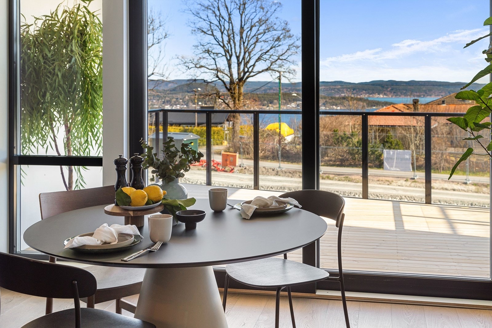 Fra stuen er det utgang til stor balkong Galleribilde