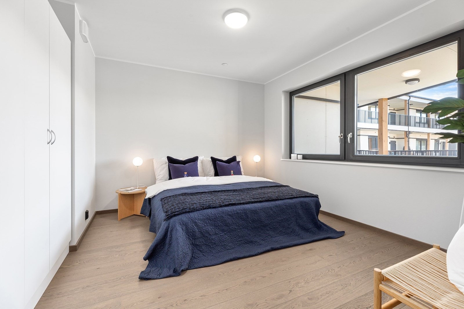 Stort hovedsoverom med god plass for seng og garderobeløsninger Galleribilde