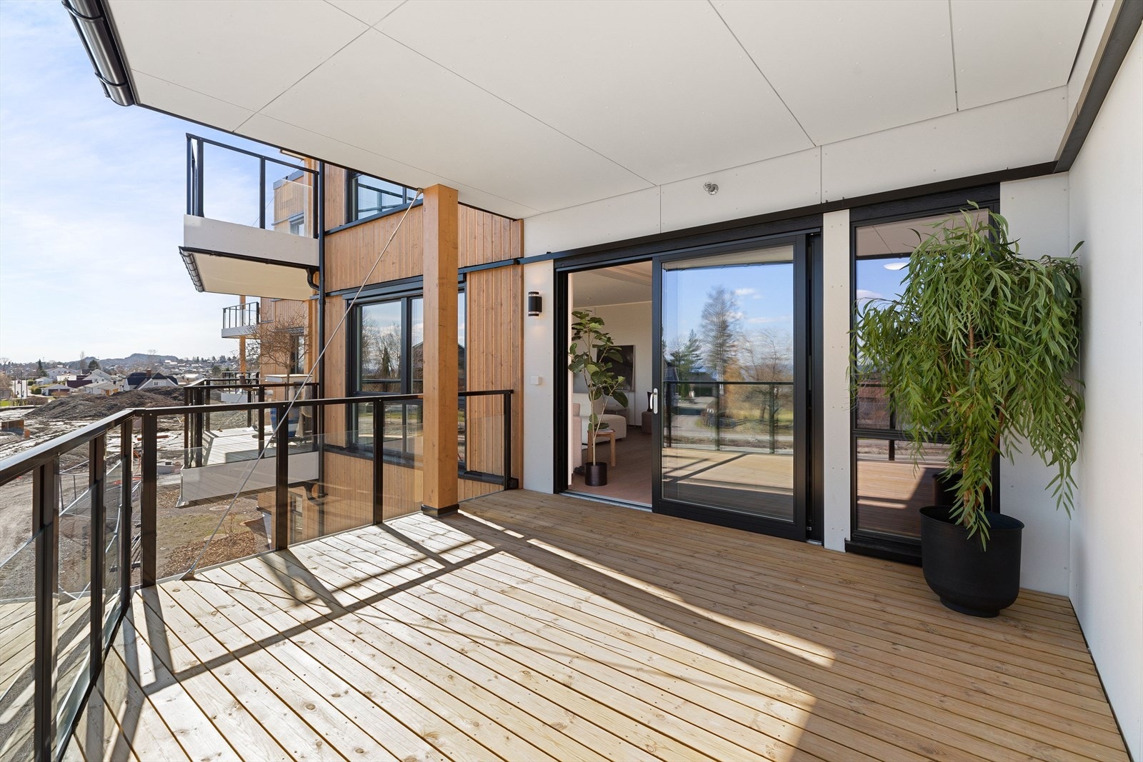 Balkongen har god plass til sittegruppe og passer perfekt til varme sommerdager Galleribilde