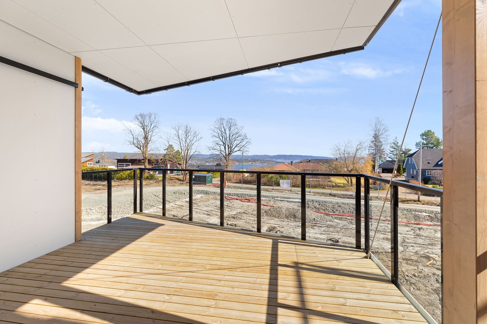 Stor og luftig balkong med formiddagssol Galleribilde