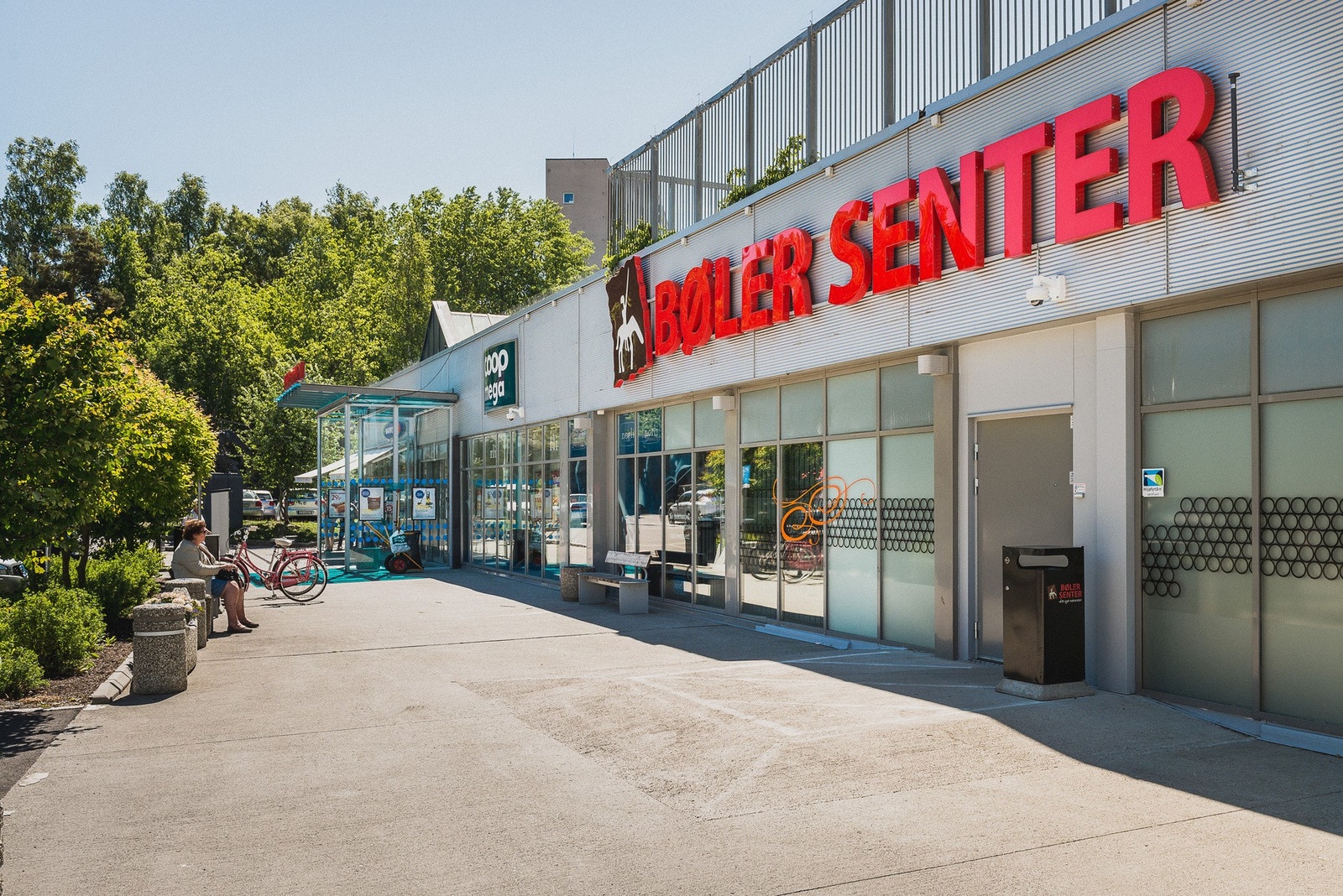 Gangavstand til Bøler senter med et utvalg forretninger. Galleribilde