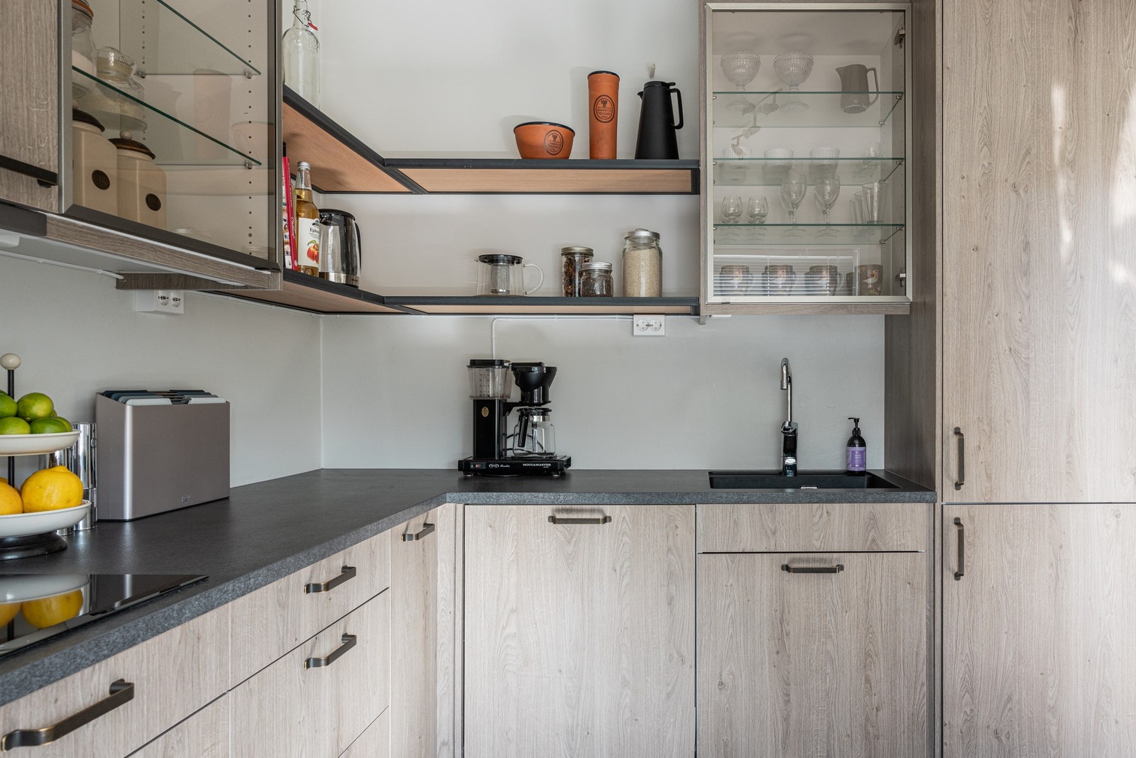 Rikelig med lagring- og benkeplass. Galleribilde