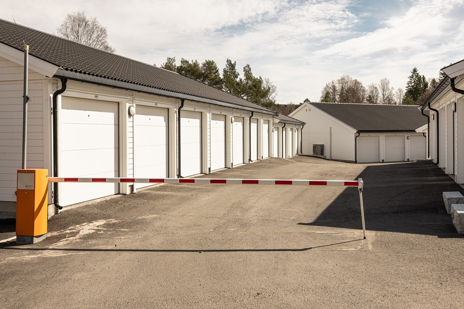 Fellesområde med rekkegarasjer. Galleribilde