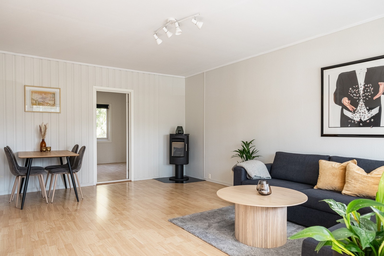 Lys og romslig stue. Galleribilde