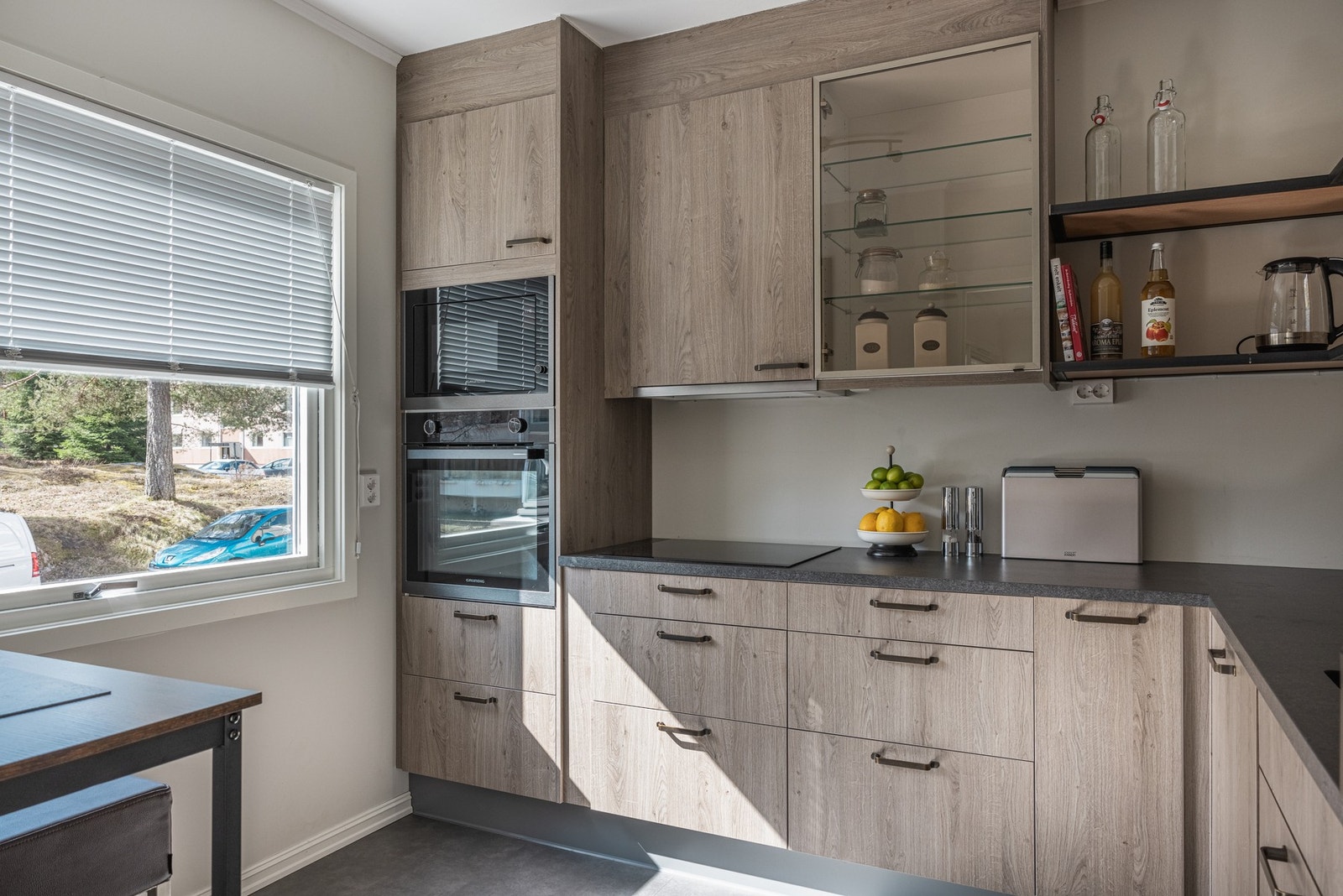 Separat kjøkken med nyere innredning fra 2022. Galleribilde