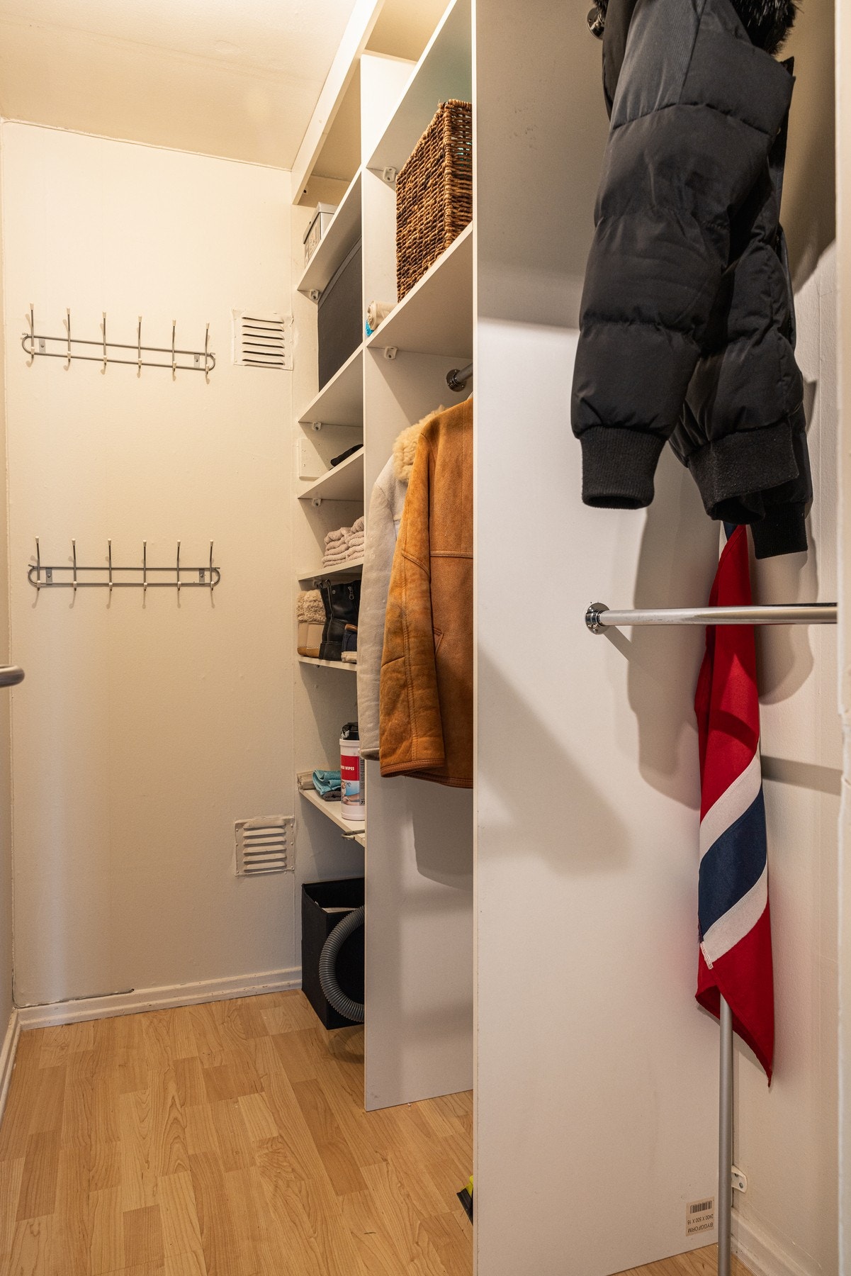 Kleskott med hyller/knagger. Galleribilde