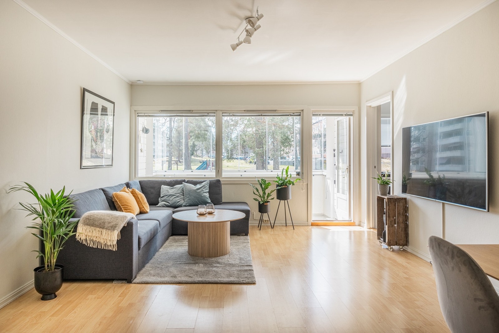 Praktisk, lys og luftig 3-roms leilighet med 8kvm balkong. Galleribilde