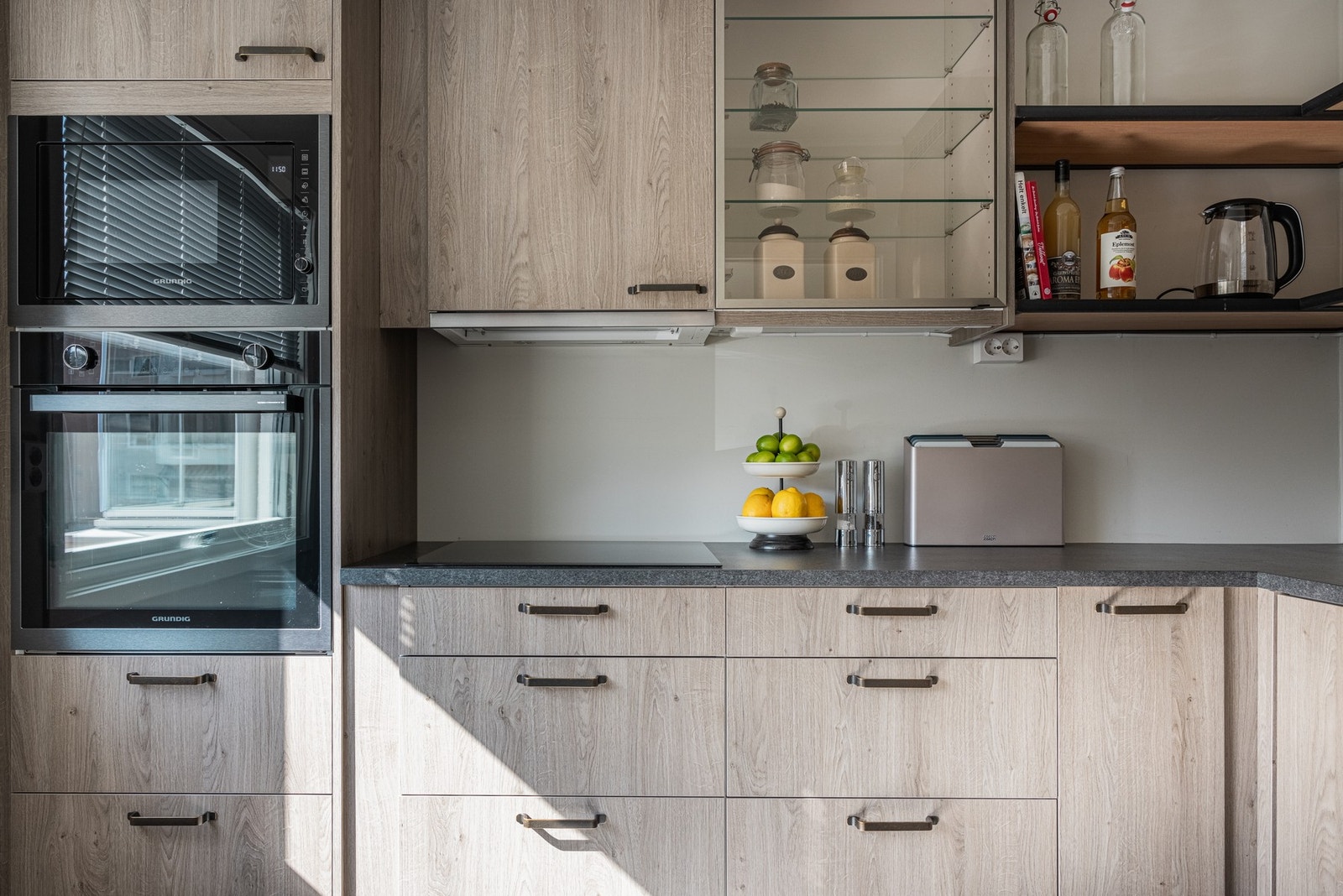 Integrerte hvitevarer plassert i god arbeidshøyde. Galleribilde