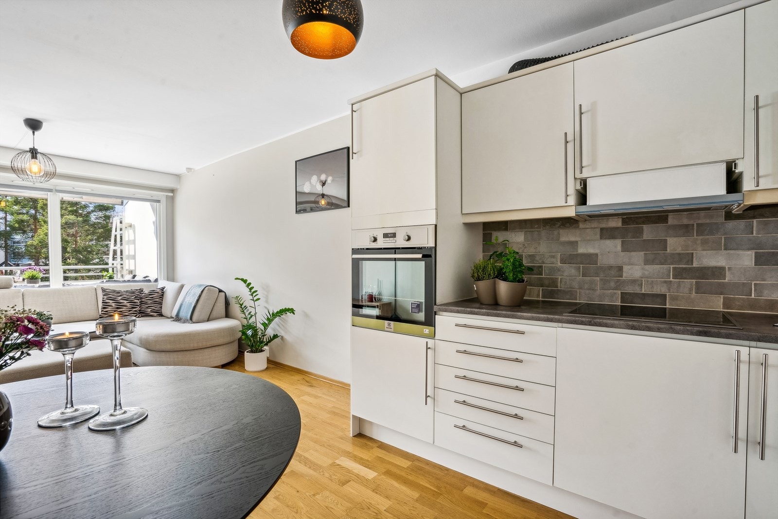 Den åpne planløsningen gir kjøkkenet rikelig med naturlig lys. Galleribilde