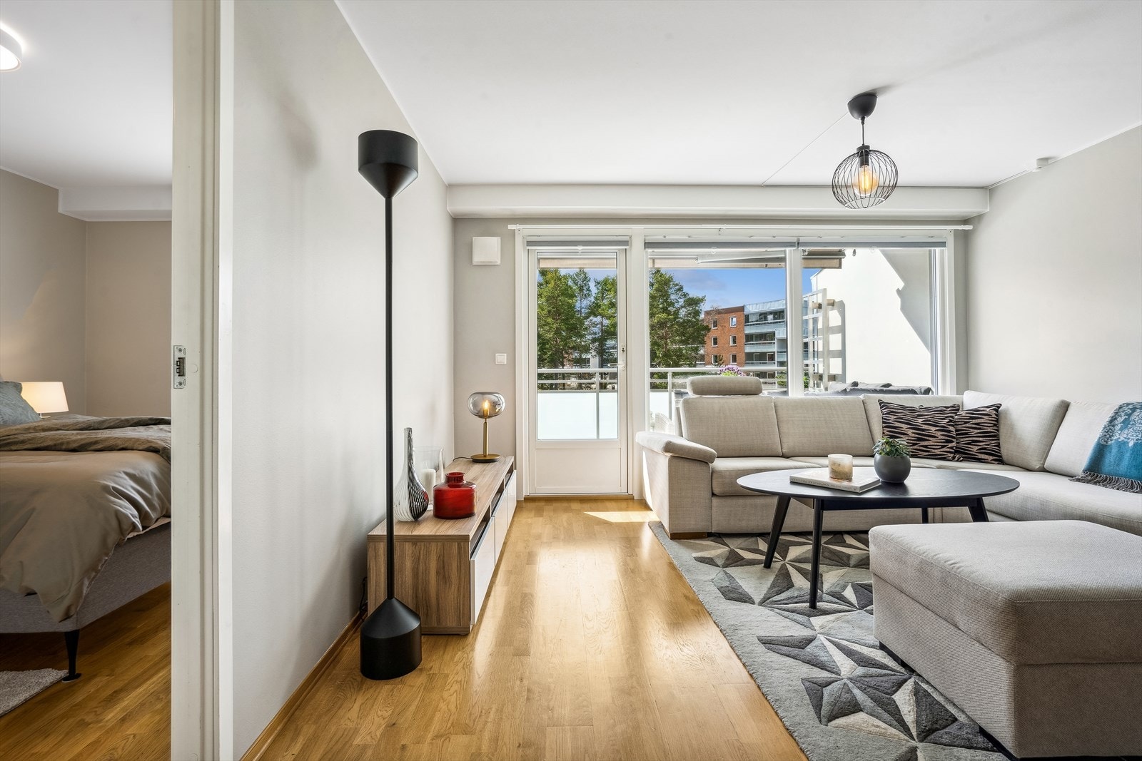 I stuen har du gode møbleringsmuligheter, her er det god plass til mediebenk, sofagruppe og spisebord. Galleribilde