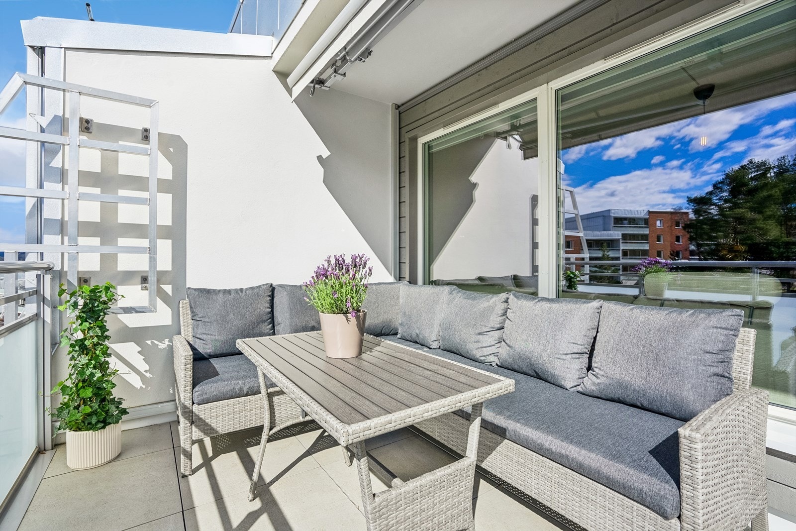 På terrassen er det god plass til å sette utemøblene sine og virkelig nyte de herlige omgivelsene. Galleribilde