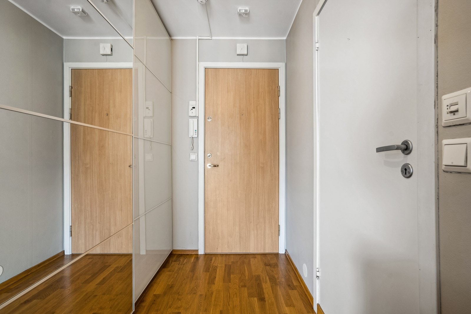Du ønskes velkommen inn i en delikat og romslig entré, Som følger med en praktisk skyvedørsgarderobe som optimaliserer lagringsplassen. Galleribilde
