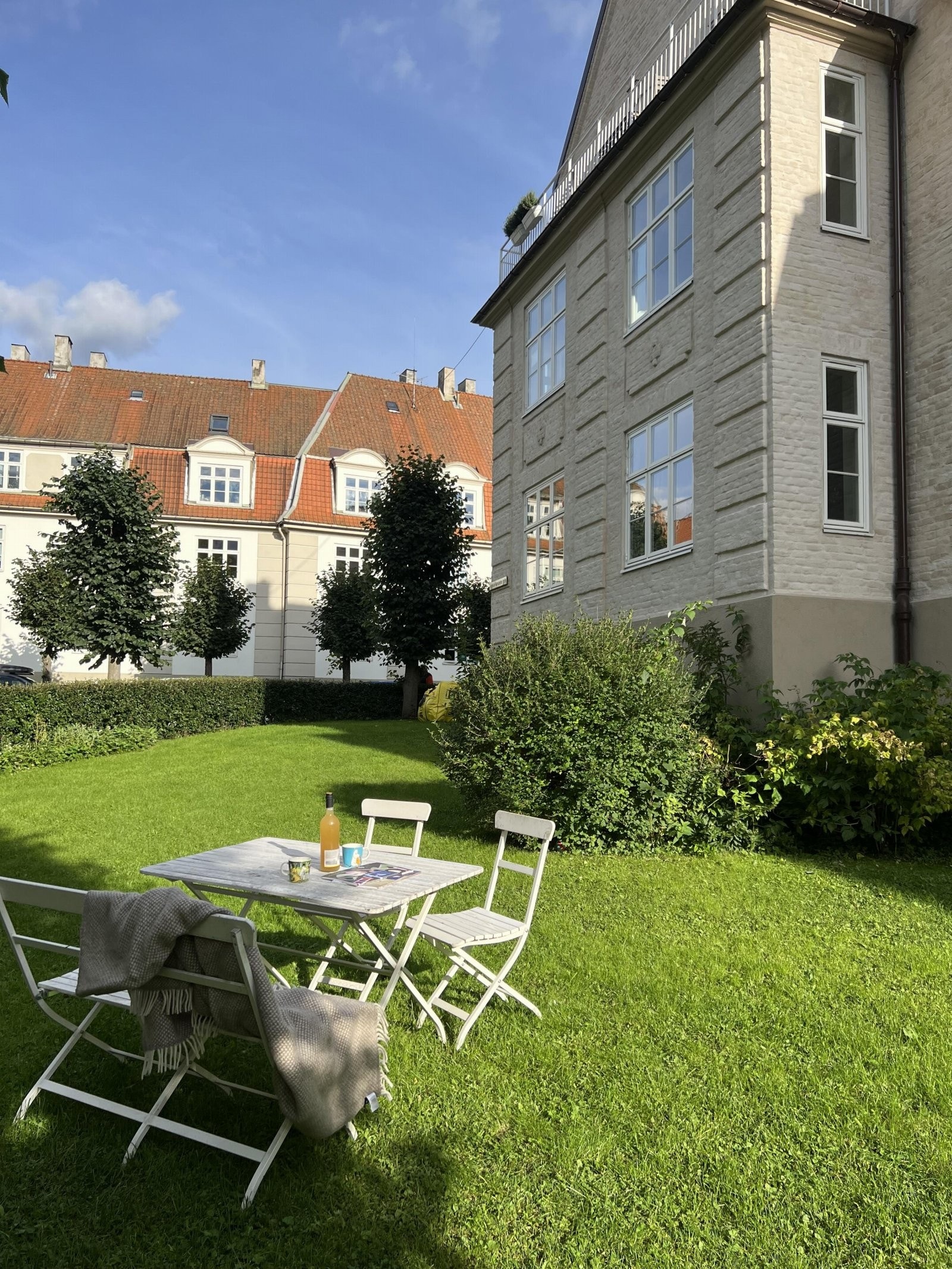 Forhagen hvor det settes ut flere sittegrupper Galleribilde