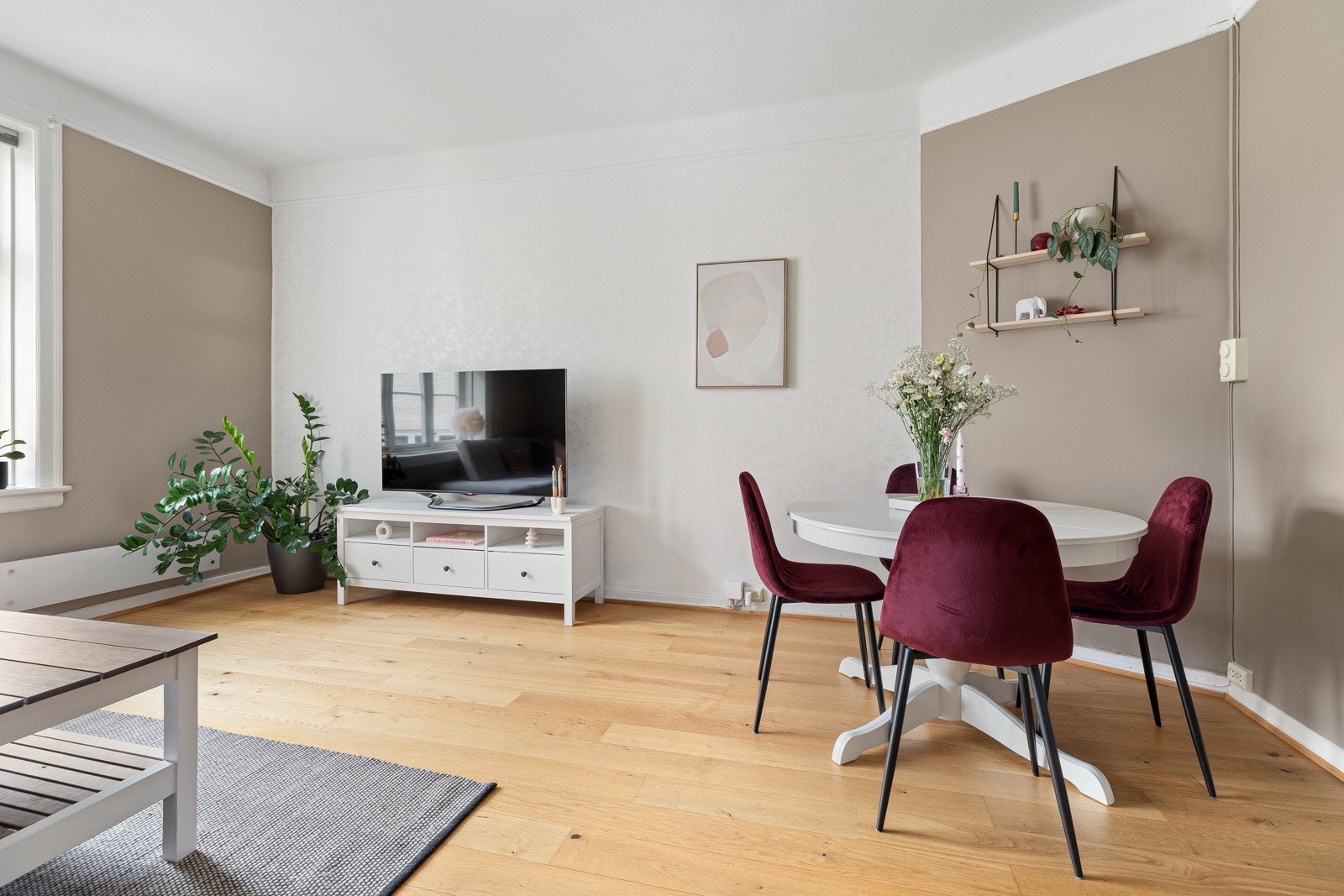 En lys og fin stue Galleribilde