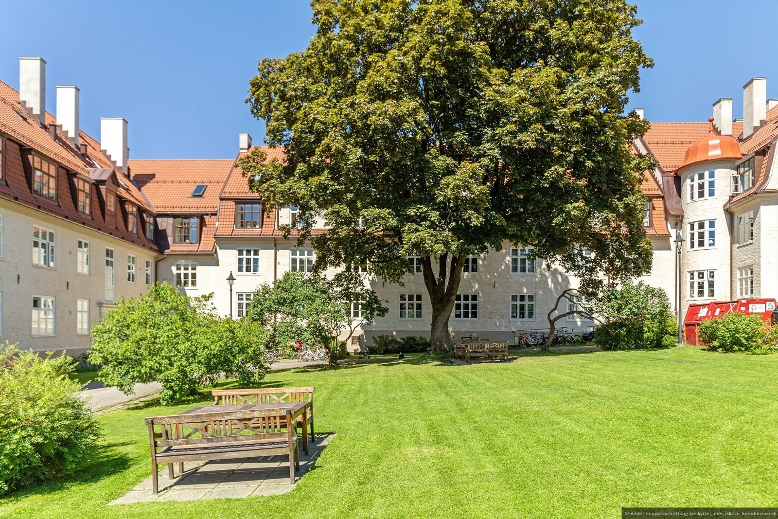 Store grøntområder, sykkelparkering m.m.. Galleribilde