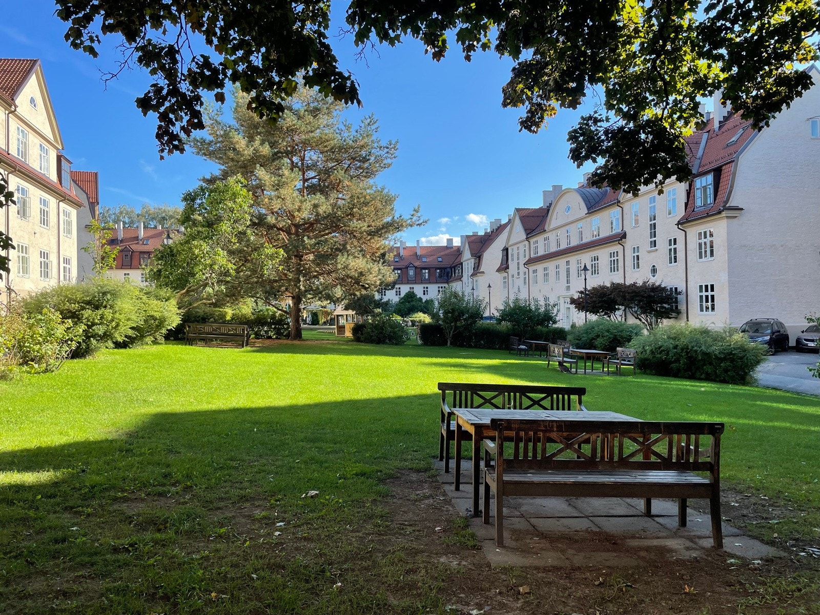 En stor bakgård - nærmest som en egen park Galleribilde