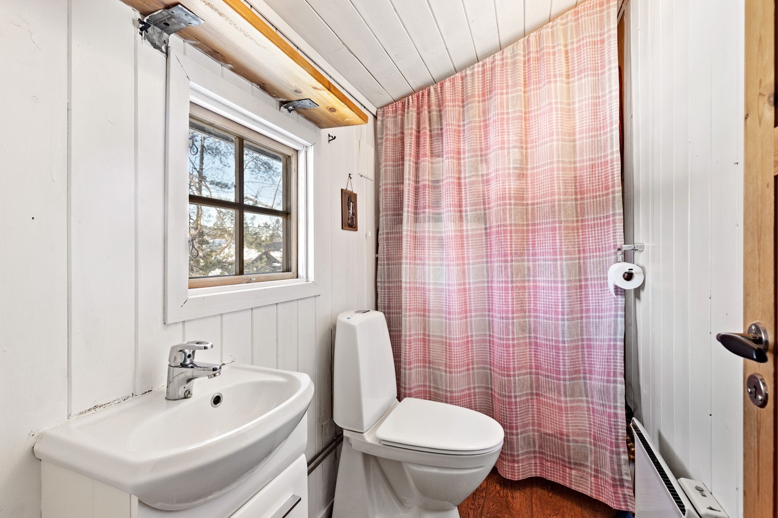 Hytta har separat toalett. Her er det også teknisk rom med varmtvannsbereder på ca. 200 liter fra 2013. Galleribilde