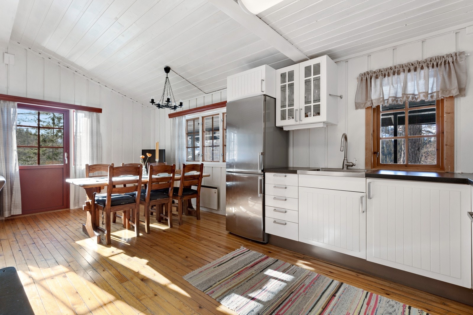 Kjøkkenet er fra 2013 og har malte profilerte fronter og laminert benkeplate med vask. Galleribilde