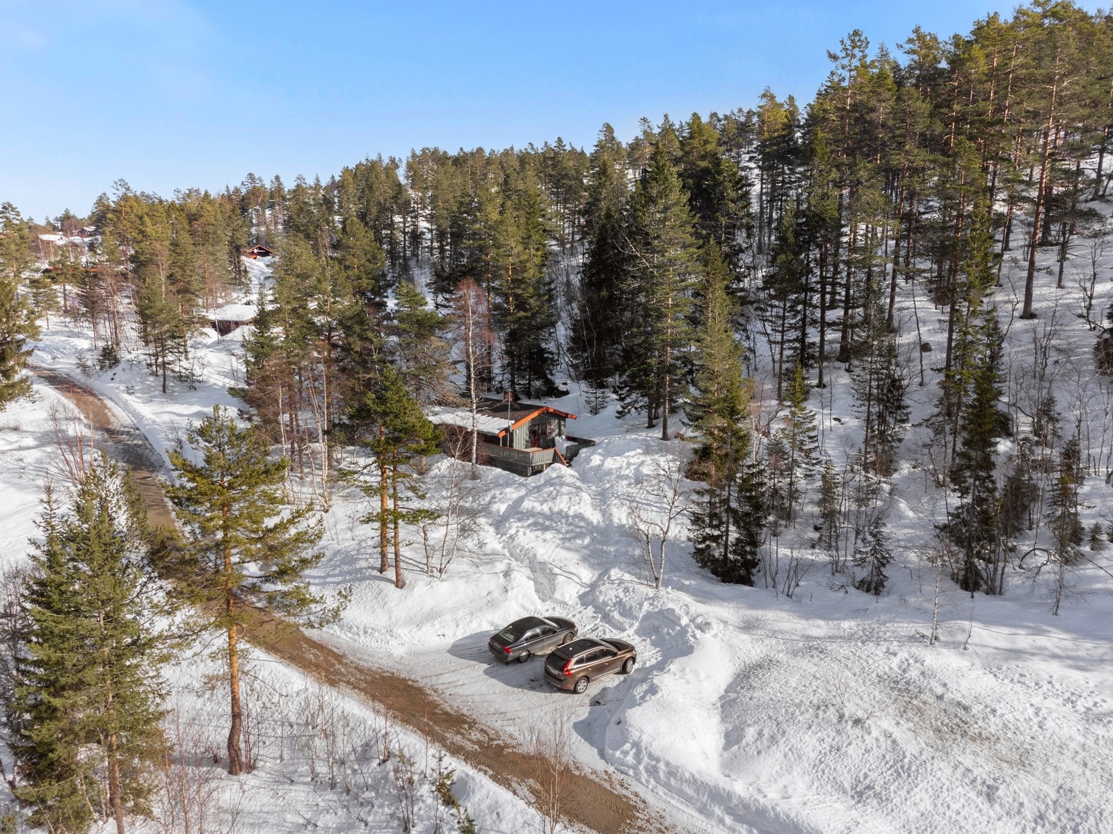 Hytta har en usjenert plassering med en behagelig avstand til nabohyttene. Bilvei (med bom) frem til hytta og parkeringsplass til to biler. Galleribilde
