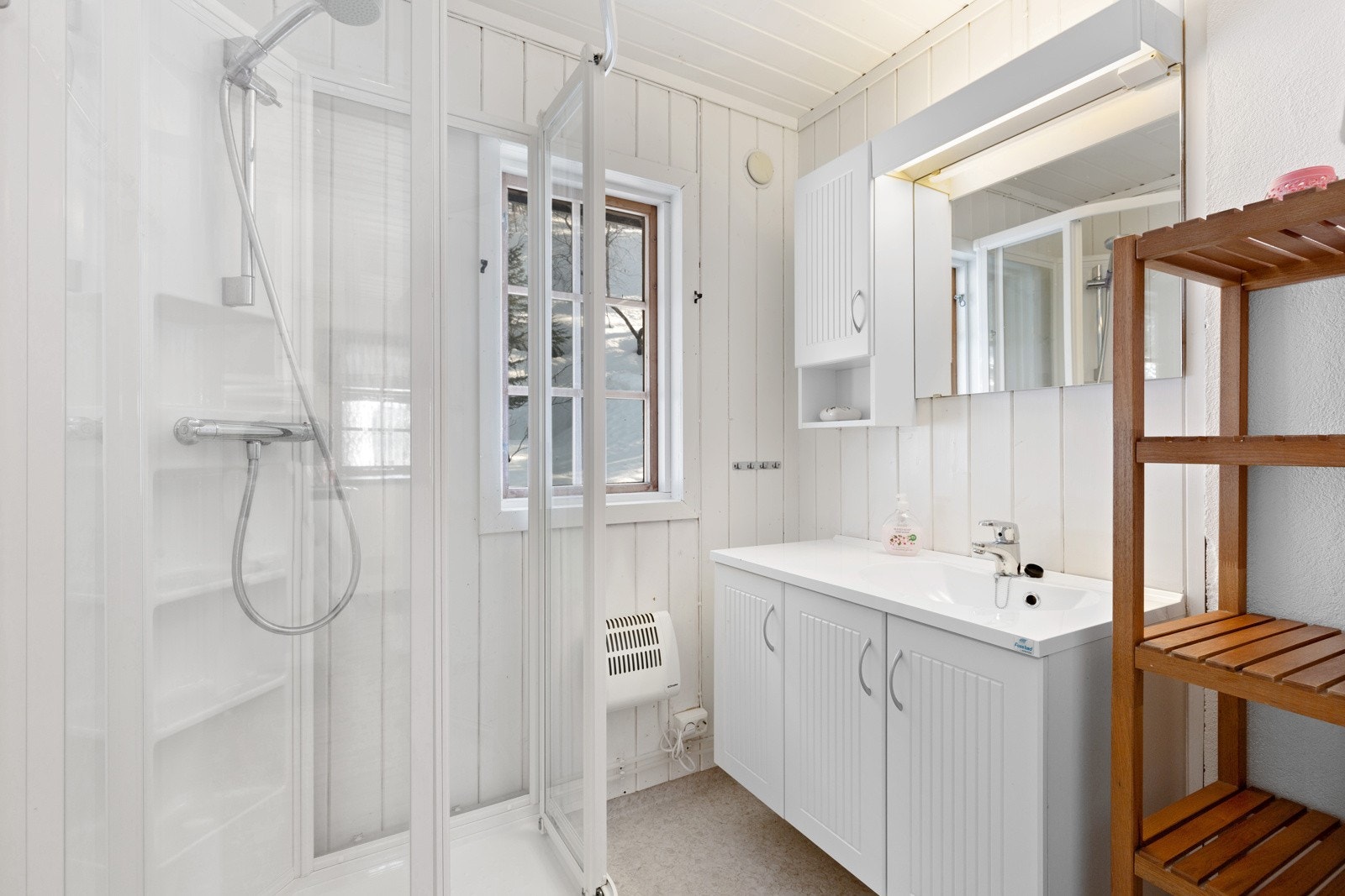 Baderommet er oppusset i ca. 2013 og har benkeskap, servant og dusjkabinett. Badet har vinylbelegg på gulv. Galleribilde