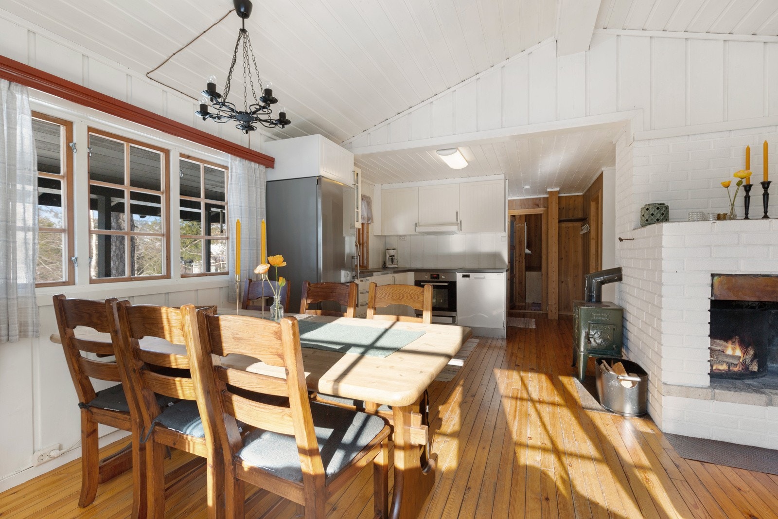 Stua fremstår som lys og åpen med god plass til sofagruppe og spiseplass. Galleribilde