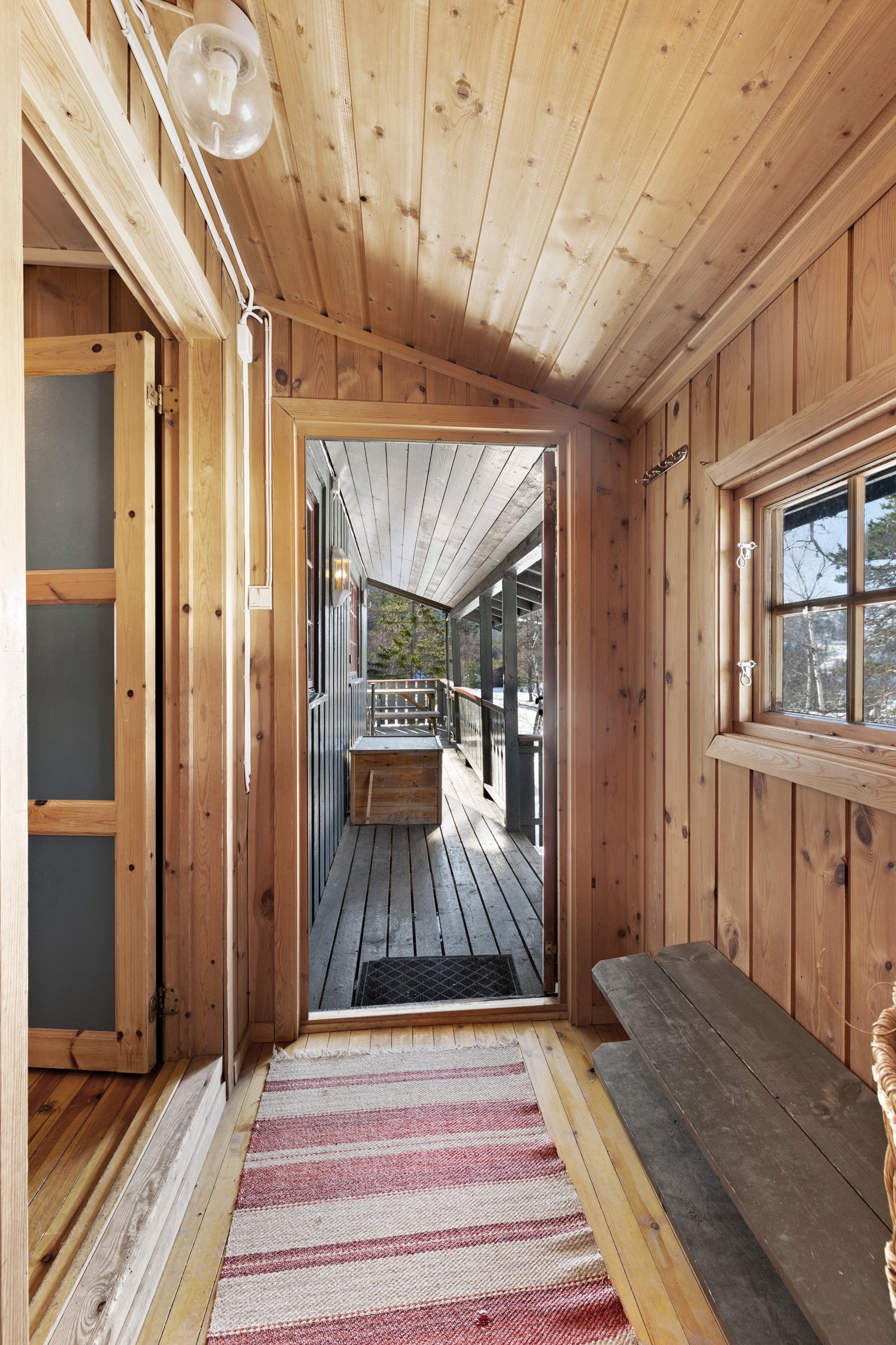 Fritidsboligen har en normal standard, har god rominndeling og fremstår som godt ivaretatt. Galleribilde