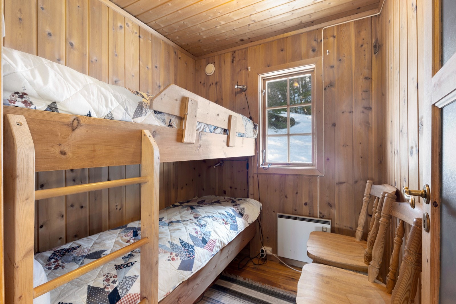 Fritidsboligen har 3 soverom. Totalt er det sengeplass til 7 personer. Galleribilde