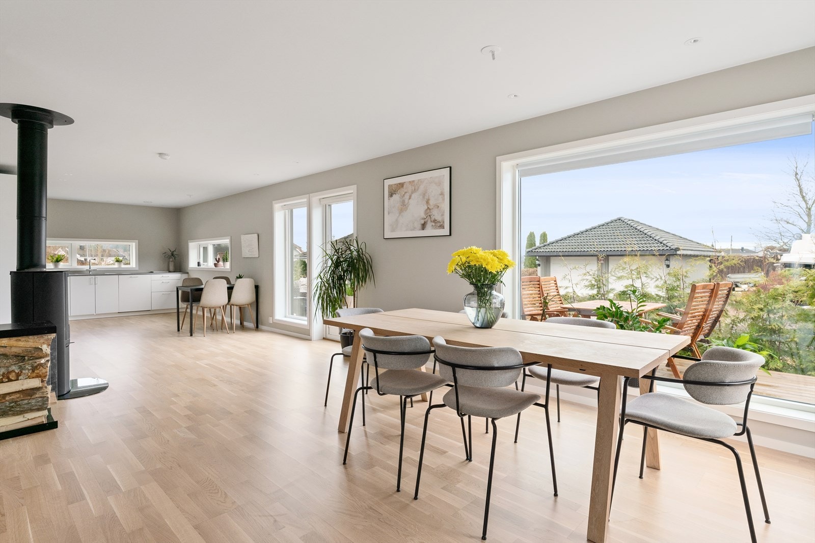 Store vindusflater som slipper inn godt med naturlig lys. Galleribilde