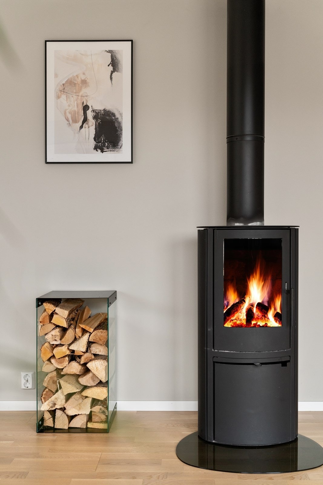 Hyggelig peisovn som gir godt med varme og en koselig atmosfære. Galleribilde