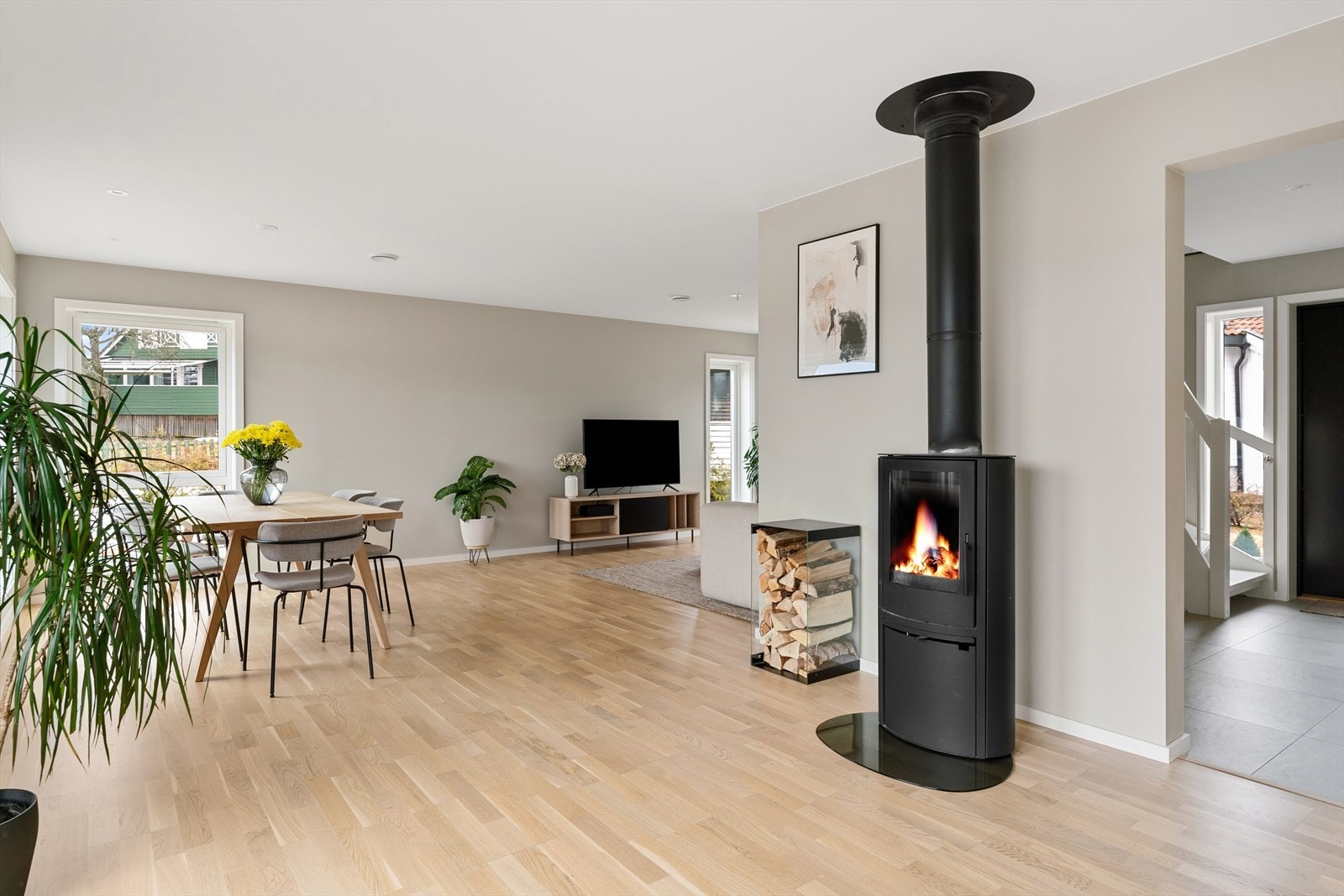 Stuen har en utforming som gir en naturlig stue- og spisestuedel. Galleribilde