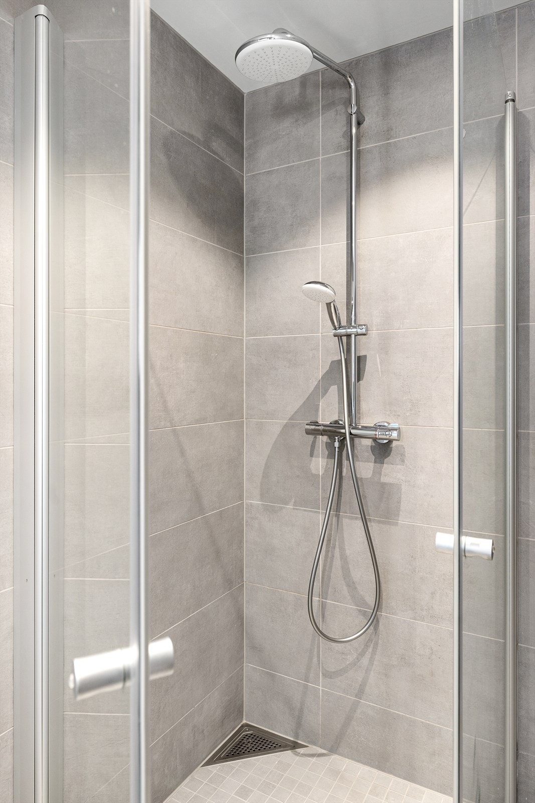 Dusjgarnityr med med regnfall- og hånddusj. Galleribilde