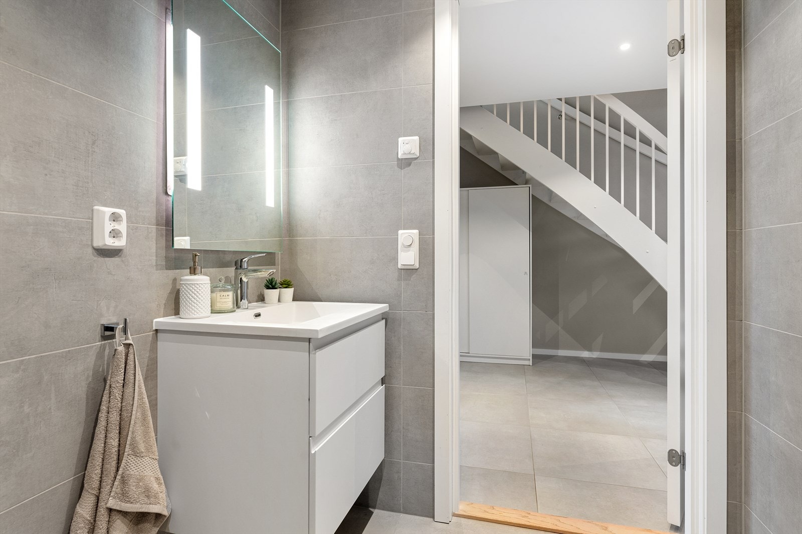 Fra entréen er det adkomst til delikat flislagt bad. Galleribilde