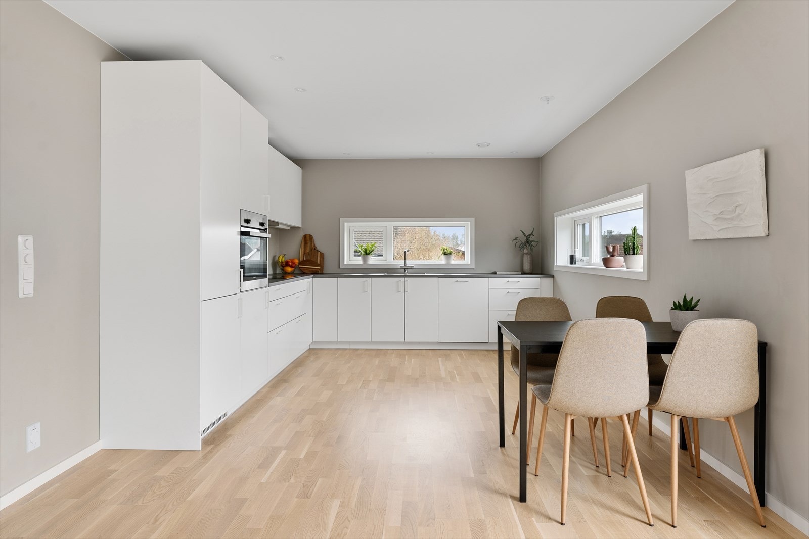 Kjøkkenet føles luftig da det ikke er montert overskap. Det er godt med oppbevaringsplass i skuffer og skap, samt mye arbeidsplass på benken. Galleribilde